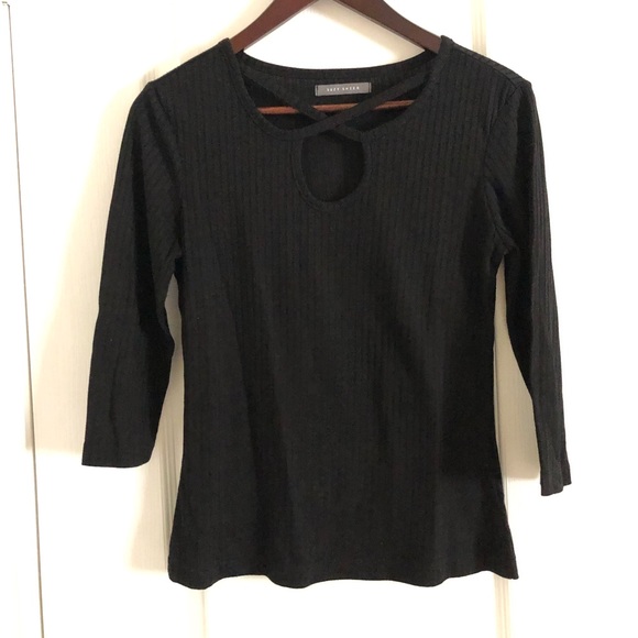 Black top with crisscross detail - Picture 1 of 1